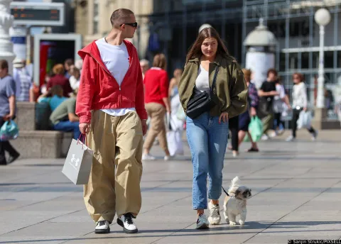 12.09.2025., Zagreb - Gradska svakodnevica u sredistu grada. Uz danasnji ugodan i suncani dan idealano drustvo za setnju je cetveronozni kucni ljubimac. Photo: Sanjin Strukic/PIXSELL