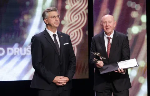 Zagreb, 07.10.2025.- Dodjela nagrada Zlatna kuna u organizaciji Hrvatske gospodarske komore (HGK). Na fotografiji Andrej Plenković dodjeljuje Zlatnu kunu za najuspješnije veliko trgovačko društvo Elika d.o.o.foto HINA/ Admir BULJUBAŠIĆ/ abu