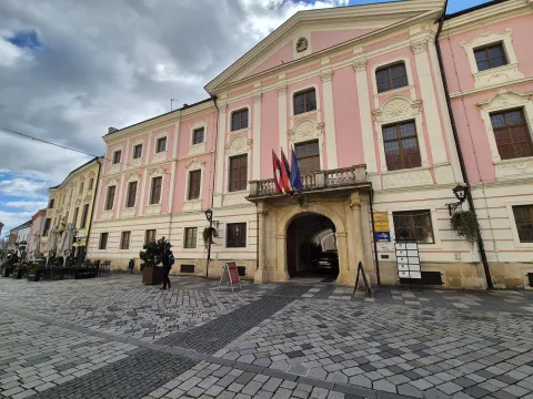 Varaždin, 08.10.2025. - U dvije zdravstvene ustanove na području Varaždinske županije, Općoj bolnici Varaždin i Specijalnoj bolnici za medicinsku rehabilitaciju Varaždinske Toplice, europsko tužiteljstvo u suradnji s policijom od jutra prikuplja dokaze i provodi druge mjere iz svoje nadležnosti, neslužbeno se doznaje. foto HINA/ SIni&scaron;a KALAJDŽIJA/ tm