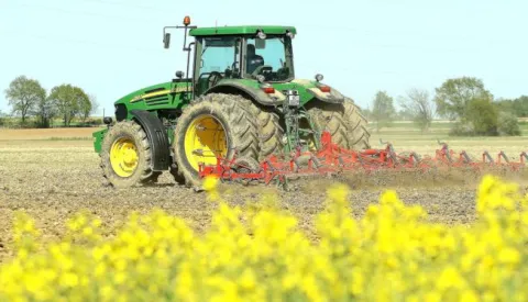 26.04.2013., Koprivnica - Poljoprivrednici uzurbano pripremaju zemlju za sjetvu kukuruza i drugih kultura. Photo: Marijan Susenj/PIXSELL------3 st color ekonomija