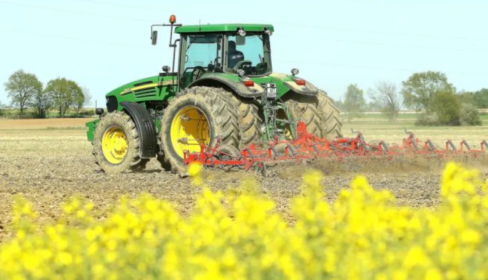 26.04.2013., Koprivnica - Poljoprivrednici uzurbano pripremaju zemlju za sjetvu kukuruza i drugih kultura. Photo: Marijan Susenj/PIXSELL------3 st color ekonomija