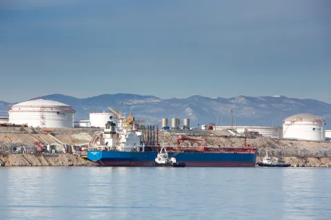 06.02.2018., Krk - Postrojenje JANAf-a. Luka Omisalj, smjestena na sjevernoj strani otoka Krka u zaljevu Omislja, idealna je za prihvat i otpremu nafte a svojim je polozajem zasticena od naleta jakog vjetra i utjecaja valova. Dva tankerska veza s dubinom mora od 30 metara mogu bez ogranicenja prihvatiti i najvece tankere. Pomocu peljara i tegljaca citava operacija okretanja i vezivanja cak i VLCC tankera ne traje duze od 3 sata. "nPhoto: Nel Pavletic/PIXSELL 