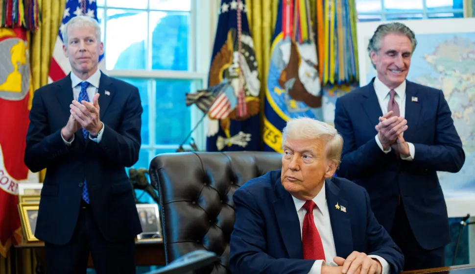 epa12435770 US President Donald Trump gives remarks with US Secretary of Energy Chris Wright and US Secretary of the Interior and Chair, National Energy Council and White House Energy Czar Doug Burgum looking on, after President Trump signed an executive order regarding Alaskan mining in the Oval Office of the White House in Washington, DC, USA, 06 October 2025. EPA/Aaron Schwartz - Pool via CNP/POOL