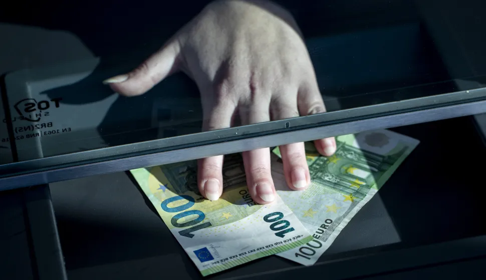 21.01.2022., Zagreb - Od 1. sijecnja 2023. godine, prema planu Vlade, platezno sredstvo u Hrvatskoj postat ce euro, a Hrvatska ce postati 20. clanica eurozone. Kuna ce time, nakon 28 godina koristenja, otici u povijest, dok ce hrvatski gradjani i sluzbeno postati korisnici eura. Ilustracija prelaska kune na euro. Photo: Igor Kralj/PIXSELL