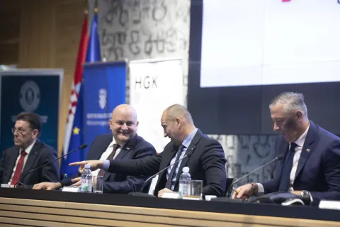 Zagreb, 09.10.2025 - Svečano potpisivanje sporazuma o suradnji između Ministarstva gospodarstva, Ministarstva obrane, Hrvatske gospodarske komore i Agencije ALAN vezano za organizaciju nastupa Republike Hrvatske na međunarodnim sajmovima obrambene industrije u 2026. i 2027. godini. Na fotografiji Luka Burilović, Ante Šušnjar, Ivan Anušić, Goran Basarac. foto HINA/ Daniel KASAP/ dk