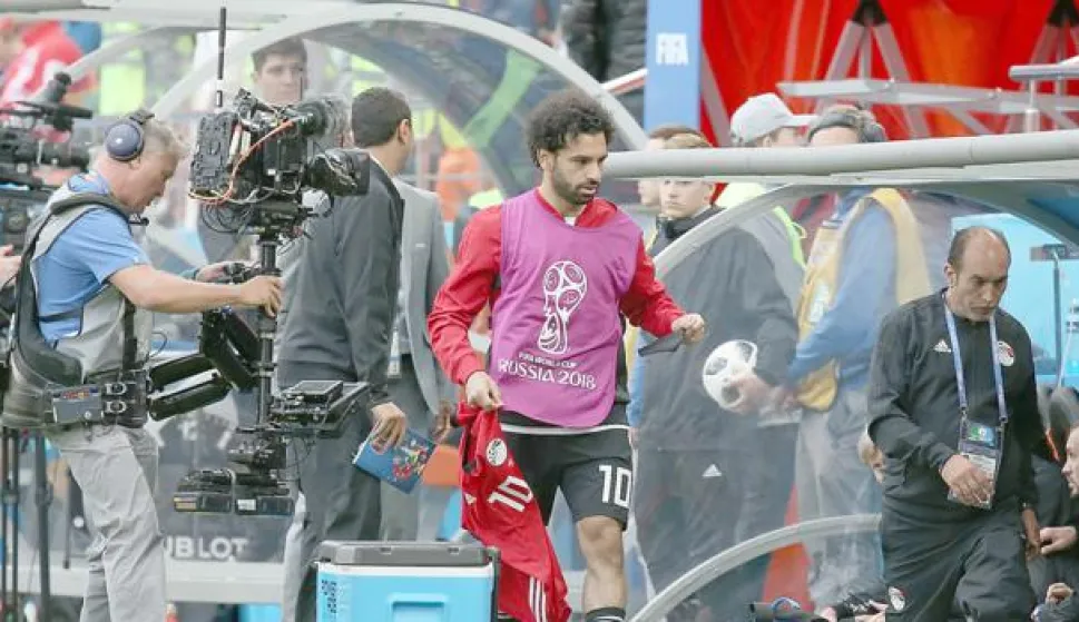 Egypt's Mohamed Salah (C) is seen on the touchline during the FIFA World Cup 2018 Group A soccer match between Egypt and Uruguay at the Ekaterinburg Arena in Yekaterinburg, Russia, 15 June 2018. Photo: Ahmed Ramadan/dpa /DPA/PIXSELL------gn dva stupca color sport