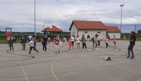 Tjelesni na igralištu u Račinovcimafoto: OŠ Račinovci
