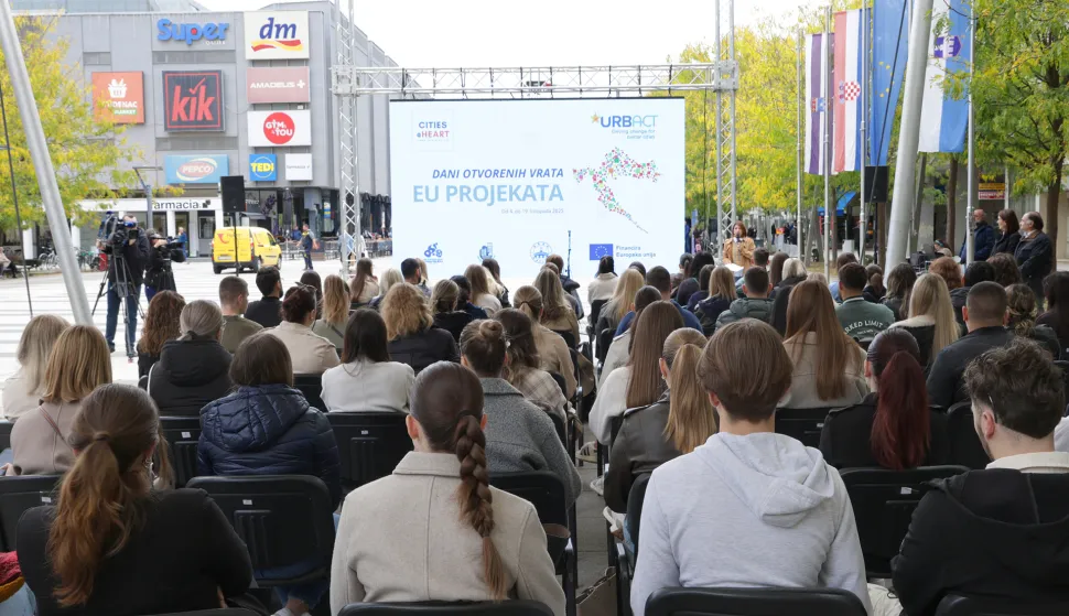 Osijek, 09. 10. 2025., Trg slobode, Dan otvorenih vrata, EU projekti, studenti, predavanje, mi&scaron;ljenje studenata, raspravaSNIMIO BRUNO JOBST