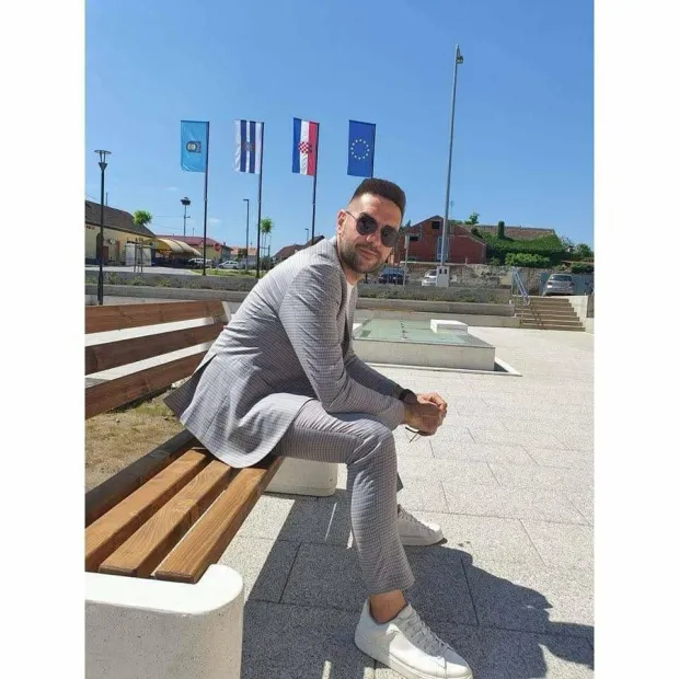 Modni mačak koji se najbolje razumije u &Scaron;okadiju i narodne no&scaron;nje