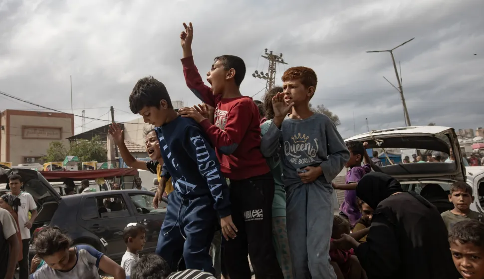 epa12441293 Internally displaced Palestinians celebrate the announcement of a ceasefire agreement between Hamas and Israel in Khan Younis, southern Gaza Strip, 09 October 2025. US President Donald Trump announced that Israel and Hamas have agreed to the first phase of a Gaza peace plan. The deal involves the release of Israeli hostages and Palestinian prisoners, the withdrawal of Israeli forces, and the delivery of humanitarian aid to Gaza. EPA/HAITHAM IMAD
