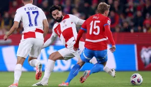 Prag, 09.10.2025 - Utakmica kvalifikacija za Svjetsko nogometno prvenstvo Češka - Hrvatska na Fortune stadionu u Pragu. Na slici Petar Sučić, Joško Gvardiol, Pavel Šulc.foto HINA/ Damir SENČAR/ ds