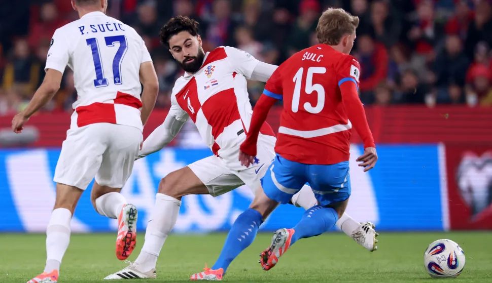 Prag, 09.10.2025 - Utakmica kvalifikacija za Svjetsko nogometno prvenstvo Češka - Hrvatska na Fortune stadionu u Pragu. Na slici Petar Sučić, Joško Gvardiol, Pavel Šulc.foto HINA/ Damir SENČAR/ ds