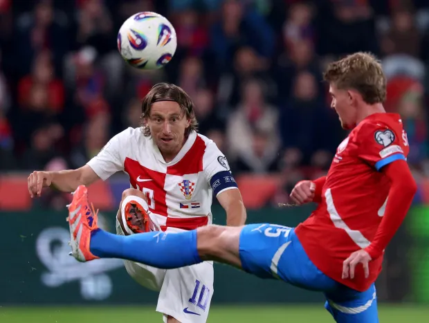 Prag, 09.10.2025 - Utakmica kvalifikacija za Svjetsko nogometno prvenstvo Češka - Hrvatska na Fortune stadionu u Pragu. Na slici Luka Modrić, Pavel Šulc.foto HINA/ Damir SENČAR/ ds