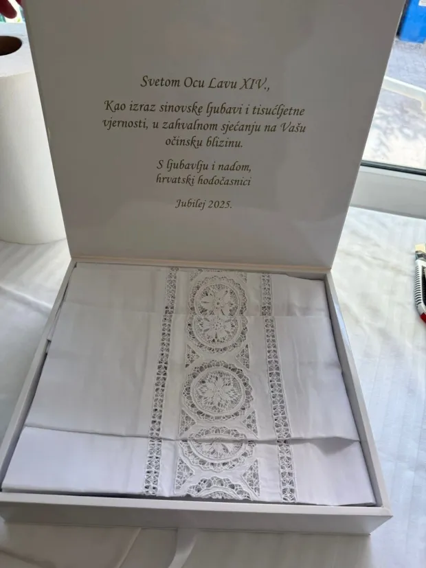 Papa Lav dobio poklon, svečanu odoru ukrašenu sikirevačkom čipkom!