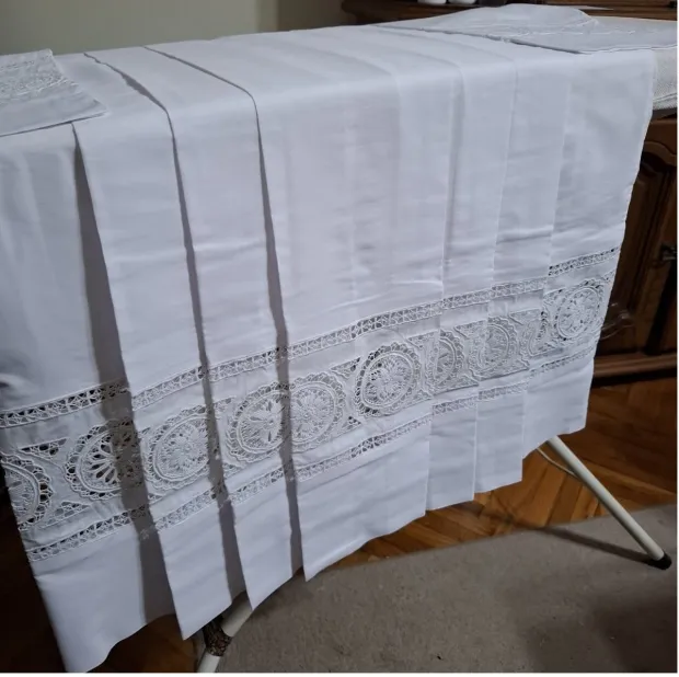 Papa Lav dobio poklon, svečanu odoru ukrašenu sikirevačkom čipkom!