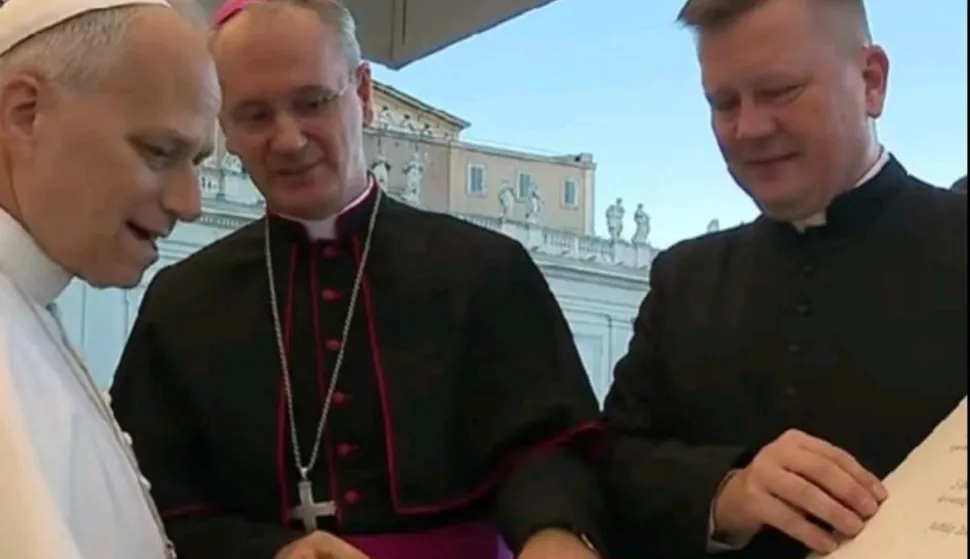 Papa Lav dobio poklon, svečanu odoru ukrašenu sikirevačkom čipkom!