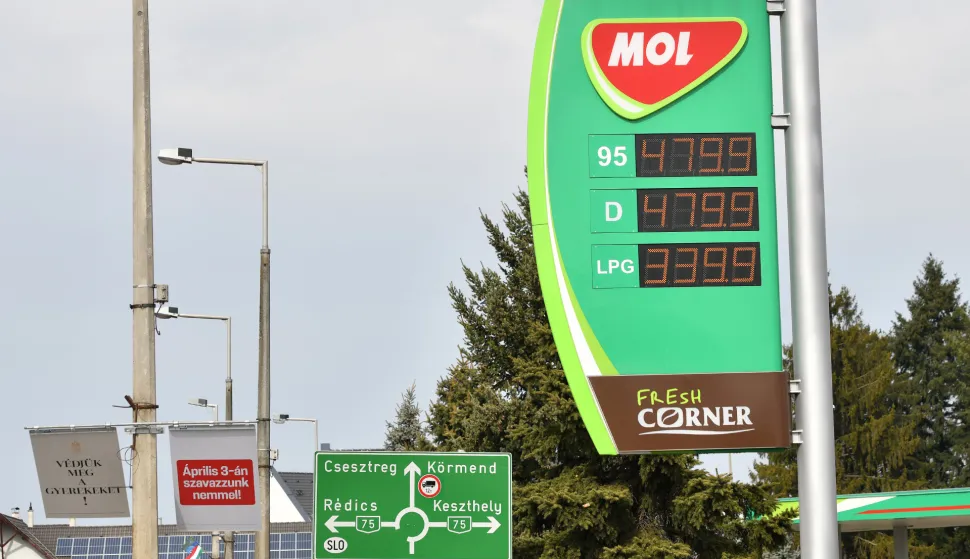 15.03.2022.,Madjarska, Lenti- Cijene goriva jeftinije nego u Hrvatskoj no guzvi nema jer je dizel limitiran na maksimalno 10 litara. Hrvati na madjarskim benzinskim postajama kupuju gorivo. MOL nedavno u prosjeku dnevno je prodavao 5 milijuna litara, danas je ta kolicina trostruko veca i iznosi 15 milijuna litara goriva. Zbog velike navale stranaca, Madjarska je uvela ogranicenja. Po subvencioniranoj cijeni vise ne smiju kupovati strani vozaci kamiona tezih od tri i pol tone dok vozaci osobnih automobila i dalje mogu kupovati gorivo po povoljnijoj cijeni - bez ogranicenja. Photo: Vjeran Zganec Rogulja/PIXSELL