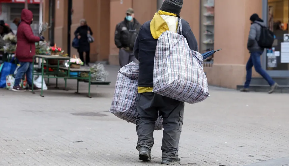 17.02.2021., Zagreb - Danas pocinje prva isplata nacionalne naknade za starije osobe za sijecanj 2021. korisnicima racuna otvorenih u poslovnim bankama. U prvoj isplati nacionalnu naknadu za starije osobe dobit ce 3091 korisnik (64,54 posto zena i 35,46 posto muskaraca), za sto je osigurano 2,2 milijuna kuna iz drzavnog proracuna. Pravo na nacionalnu naknadu za starije osobe moze ostvariti hrvatski drzavljanin koji je navr&scaron;io 65 godina zivota s prebivalistem na podrucju RH u neprekidnom trajanju od 20 godina. Najvise korisnika dolazi iz Vukovarsko-srijemske zupanije, Osjecko-baranjske, Zagrebacke, Grada Zagreba i Koprivnicko-krizevacke zupanije.Photo: Patrik Macek/PIXSELL