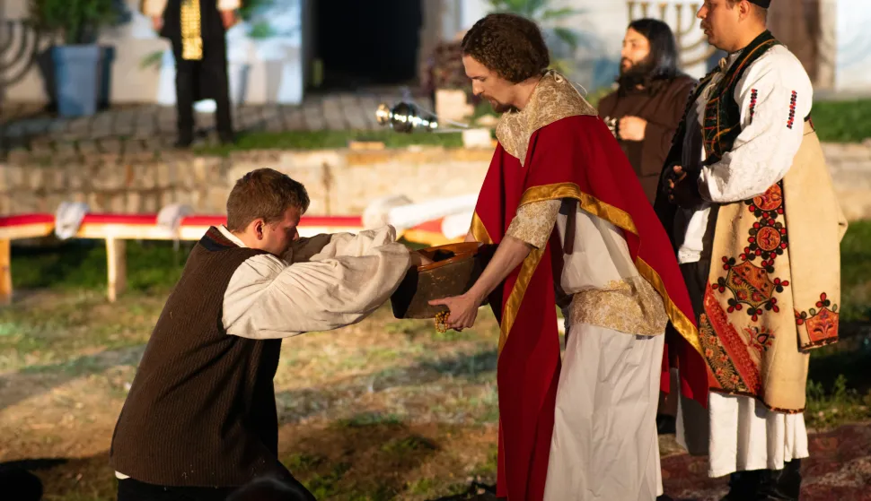 Osijek, 09. 10. 2025., Ambijentalna predstava Prvi kralj, Franjevački samostan Sv. Križaambijentalna predstava; prvi kralj; glumci; predstava; samostan