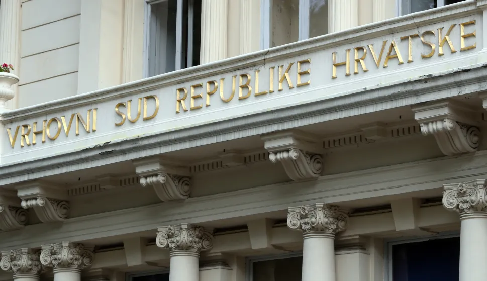 Zagreb, 03.06.2016 - Branimir Glava&scaron; u pratnji Josipa Salapića i odvjetnika stigao je na Vrhovni sud gdje se održava sjednica na kojoj ponovno odlučuje o nepravomoćnoj presudi zagrebačkog Župnijskog suda protiv Branimira Glava&scaron;a za ratni zločin na srpskim civilima u Osijeku 1991. u slučajevima "Garaža" i "Selotejp". Na slici zgrada Vrhovnog suda u Zagrebu.foto HINA/ Damir SENČAR /ds