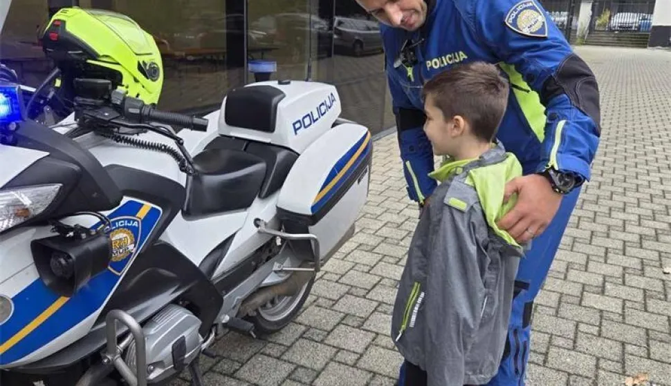 Policija sa prva&scaron;ićima