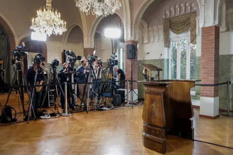 epa12443973 Cameras are lined up in anticipation as the Chairman of the Nobel Committee, Jorgen Watne Frydnes, prepares to announce the winner of the 2025 Nobel Peace Prize at the Norwegian Nobel Institute in Oslo, Norway, 10 October 2025. EPA/RODRIGO FREITAS NORWAY OUT