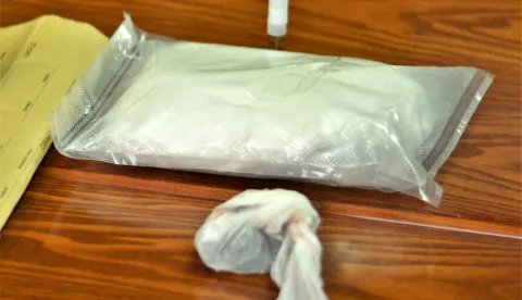 Karlovac, 8.11.2018 - U policijskoj preventivno-represivnoj akciji na autocesti A1 kod odmorita Draganić otkriveno je vie desetaka kaznenih djela i prekraja, između ostalog u nedozvoljenom boravku u Hrvatskoj zatečeno je devet turskih dravljana, u dva zasebna slučaja otktiveno je preko kilograma amfetamina te dvadesetak grama marihuane, utvrđen je 41 prekraj sigurnosti u prometu, četiri porezna i carinska prekraja, dva veterinarska i jedno krenje odredbi o gospodarenju otpadom, otkrila je u četvrtak karlovačka policija. U vezi otkrivenog kaznenog djela zloporabe droga riječ je o do sada najvećoj pronađenoj količini amfetamina na ovom području. foto HINA/ Mladen VOLARIĆ/ ua