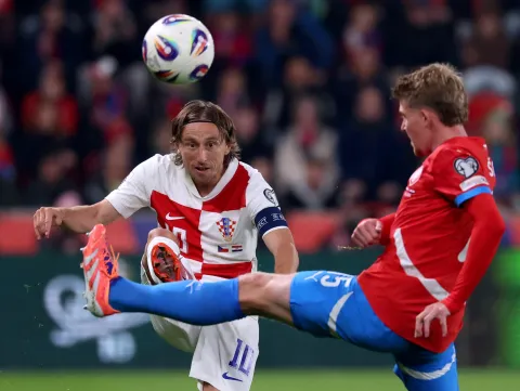 Prag, 09.10.2025 - Utakmica kvalifikacija za Svjetsko nogometno prvenstvo Če&scaron;ka - Hrvatska na Fortune stadionu u Pragu. Na slici Luka Modrić, Pavel &Scaron;ulc.foto HINA/ Damir SENČAR/ ds