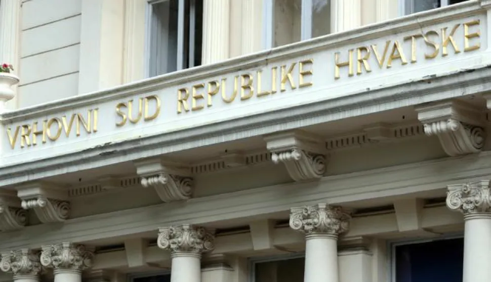 Zagreb, 03.06.2016 - Branimir Glava u pratnji Josipa Salapića i odvjetnika stigao je na Vrhovni sud gdje se odrava sjednica na kojoj ponovno odlučuje o nepravomoćnoj presudi zagrebačkog upnijskog suda protiv Branimira Glavaa za ratni zločin na srpskim civilima u Osijeku 1991. u slučajevima "Garaa" i "Selotejp". Na slici zgrada Vrhovnog suda u Zagrebu.foto HINA/ Damir SENČAR /ds