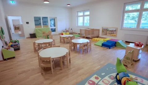 STRIZIVOJNA/VLADISLAVCIDok dio općina Đakovštine još uvijek priprema projekt dječjeg vrtića u svojoj sredini, Općina Strizivojna otvorila je već drugi područni objekt svog Dječjeg vrtića Bajka, koji je je u funkciji od 2020. godine. Nakon što je prvu područnu kuću otvorila u prostoru mjesnog DVD-a, drugi je upravo otvorila na – drugom kraju Osječko-baranjske županije, u Općini Vladislavci.DV Bajka Strizivojna – Područni objekt Zeko u tom mjestu u blizini Osijeka rad je počeo 1. rujna, sa startanjem nove pedagoške godine, i u tri skupine ima 60 mališana.rujan 2025.