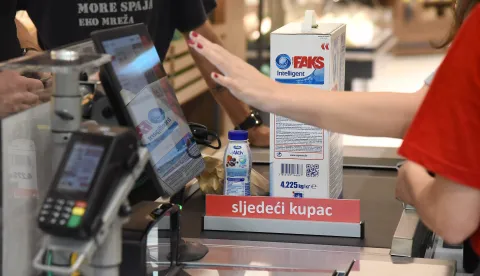 RIJEKA,24.07. 2025. RIJEKAKANTRIDA OTVARANJE NOVI MARKET TOMMY ILUSTRACIJA TRGOVINA POTROSACKA KOSARICA KUPAC KUPCI MALOPRODAJA CIJENA CIJENE PREHRANA KUPOVINA POSKUPLJENJE HRANA TRGOVACKI LANAC PDV POREZ KUCNE POTREPSTINE...AKCIJA SNIZENJE...NA FOTO: KASA BLAGAJNA BLAGAJNICASNIMIO SERGEJ DRECHSLER