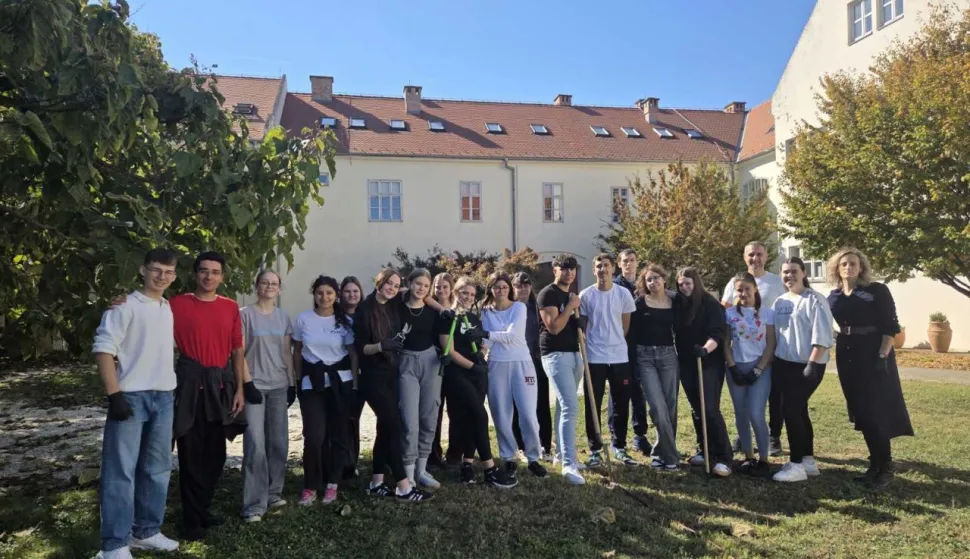 U okviru projekta "Solidarna zajednica" održana volonterska akcija pod nazivom "Voćka danas - plodovi sutra" u Prvoj srednjoj školi Vukovar 