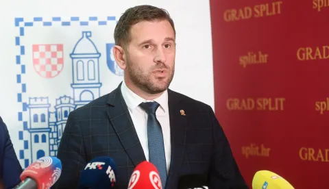Split - 11.10.2025.-Izvanredna konferencija za medije gradonačelnika Grada Splita. Na slici Tomislav Šuta. foto HINA/ Mario STRMOTIĆ/ms 