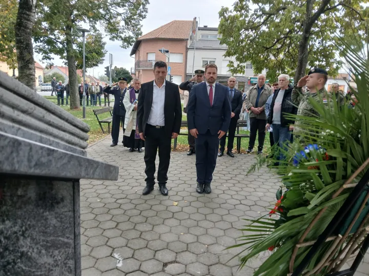 Široko Polje, ĐakovoListopad 2025.Dan sjećanja na Anu DamjanovićVijenac su položili i gradonačelnik đakova Marin Mandarić i ispred VMO Široko Polje David Milić (lijevo)