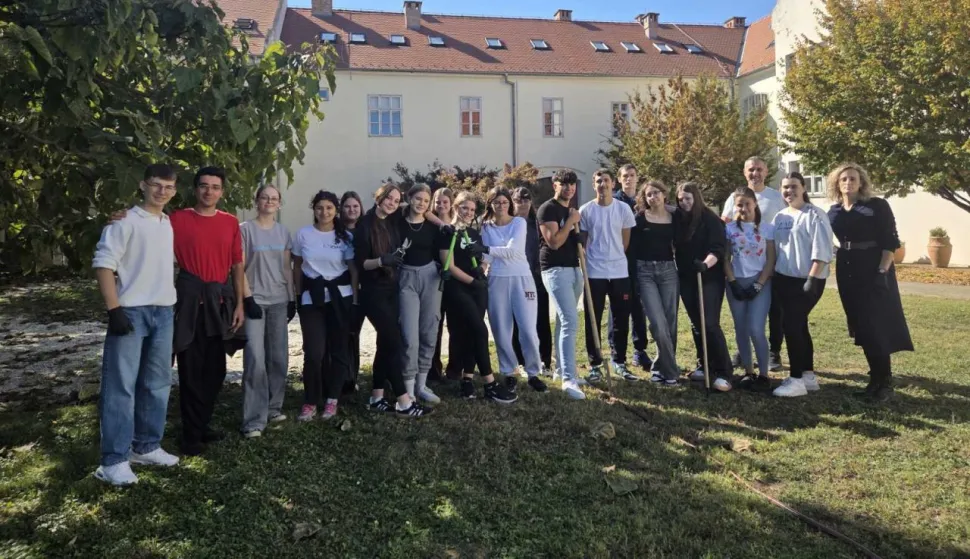 U okviru projekta "Solidarna zajednica" održana volonterska akcija pod nazivom "Voćka danas - plodovi sutra" u Prvoj srednjoj školi Vukovar 