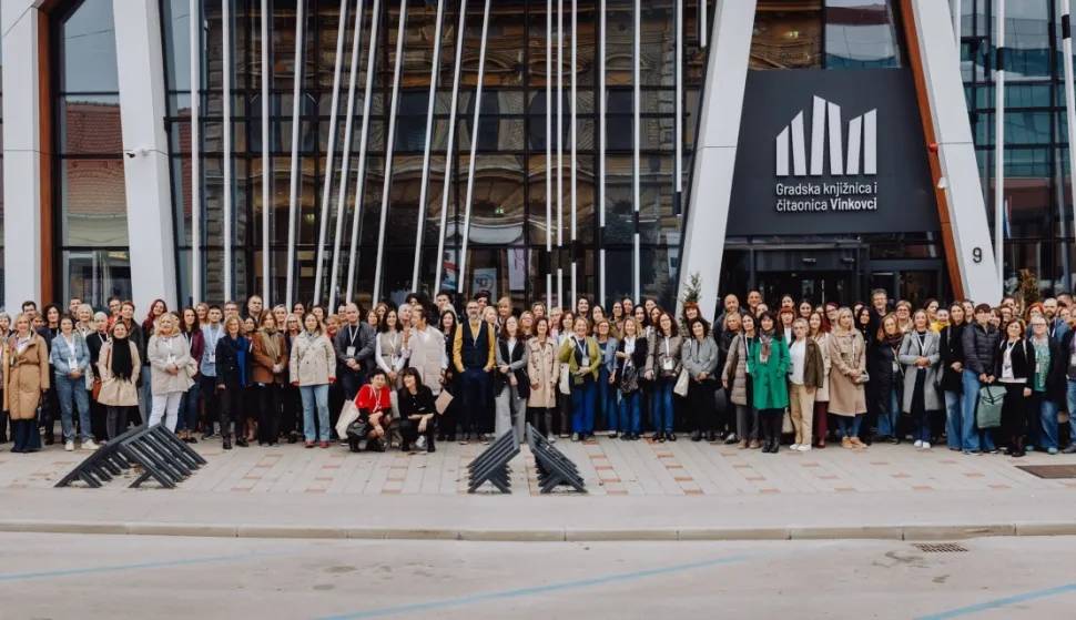 Vinkovci i Gradska knjižnica i čitaonica bili su domaćini 15. savjetovanje za narodne knjižnice u organizaciji Nacionalne i sveučilišne knjižnice u Zagrebu, a tema je bila "Narodne knjižnice u digitalnom svijetu" na kojemu se okupilo više od 240 knjižničara iz cijele Hrvatske. 