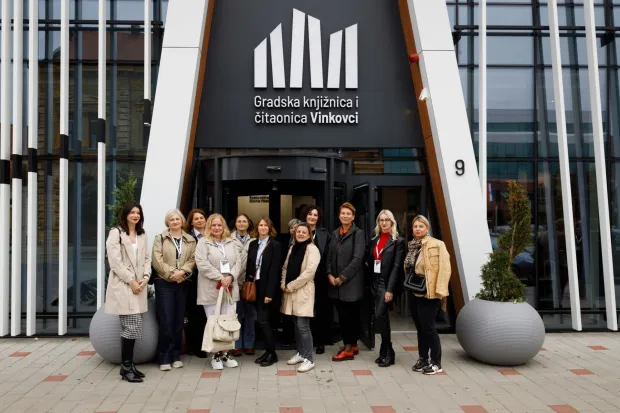 Vinkovci i Gradska knjižnica i čitaonica bili su domaćini 15. savjetovanje za narodne knjižnice u organizaciji Nacionalne i sveučilišne knjižnice u Zagrebu, a tema je bila "Narodne knjižnice u digitalnom svijetu" na kojemu se okupilo više od 240 knjižničara iz cijele Hrvatske. 