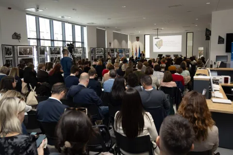 Vinkovci i Gradska knjižnica i čitaonica bili su domaćini 15. savjetovanje za narodne knjižnice u organizaciji Nacionalne i sveučili&scaron;ne knjižnice u Zagrebu, a tema je bila "Narodne knjižnice u digitalnom svijetu" na kojemu se okupilo vi&scaron;e od 240 knjižničara iz cijele Hrvatske. 
