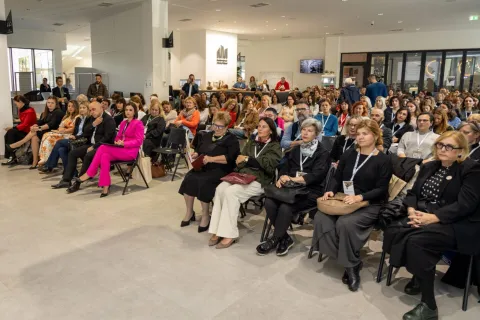 Vinkovci i Gradska knjižnica i čitaonica bili su domaćini 15. savjetovanje za narodne knjižnice u organizaciji Nacionalne i sveučili&scaron;ne knjižnice u Zagrebu, a tema je bila "Narodne knjižnice u digitalnom svijetu" na kojemu se okupilo vi&scaron;e od 240 knjižničara iz cijele Hrvatske. 