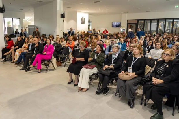 Vinkovci i Gradska knjižnica i čitaonica bili su domaćini 15. savjetovanje za narodne knjižnice u organizaciji Nacionalne i sveučilišne knjižnice u Zagrebu, a tema je bila "Narodne knjižnice u digitalnom svijetu" na kojemu se okupilo više od 240 knjižničara iz cijele Hrvatske. 