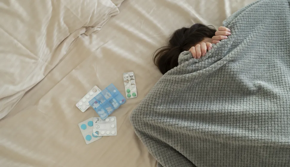 bolovanje bolest lijek lijekovi gripa prehlada ilustracijafreepik