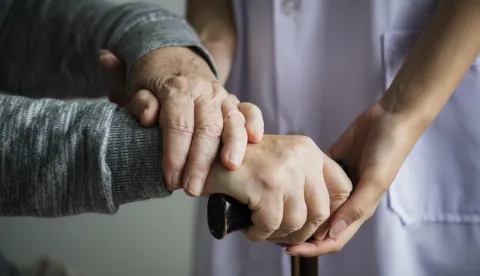 Closeup of a support handsDomovima za starije više proračunskognovca, ali pojeftinjenja - nemadom umirovljenik skrb freepik