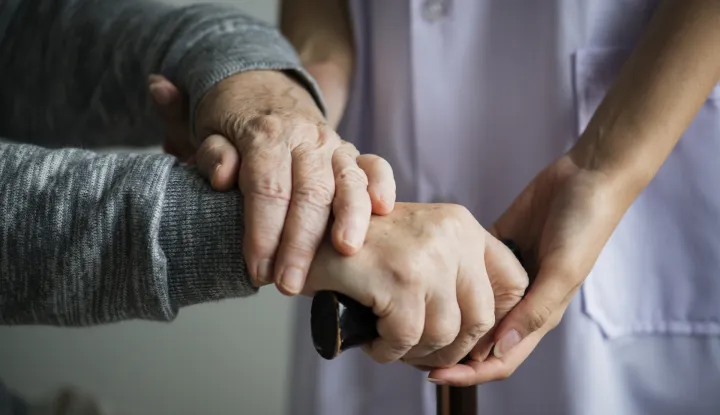 Closeup of a support handsDomovima za starije više proračunskognovca, ali pojeftinjenja - nemadom umirovljenik skrb freepik