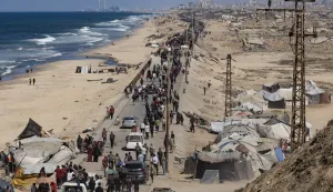 epa12445030 Displaced Palestinians walk carrying their belongings along the Al-Rashid coastal road near Wadi Gaza in the central Gaza Strip, heading toward Gaza City, 10 October, 2025. Israeli Prime Minister Benjamin Netanyahu's office announced on 09 October that the Israeli government had approved the Gaza ceasefire and hostage release plan. EPA/HAITHAM IMAD