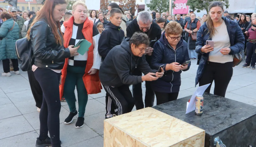 Osijek, 12. 10. 2025, Trg Ante Starčevića, Osječani se opraštaju od Halida Bešlića....snimio GOJKO MITIĆ