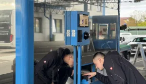 Slavonski Brod, 12.10.2025. - Novi sustav kontrole na graničnim prijelazima za državljane zemalja izvan &scaron;engenskog prostora predstavljen je u nedjelju na graničnom prijelazu Slavonski Brod, gdje je novi način uzimanja podataka usporavao putnike, ali se promet odvijao normalno, uz uobičajene gužve nedjeljom. foto HINA/ Irena VUKAS &Ccedil;UFARAL/ ivc