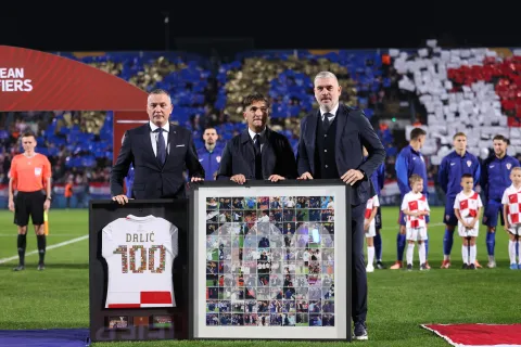 Varaždin, 12.10.2025 - Utakmica kvalifikacija za Svjetsko nogometno prvenstvo 2026., Hrvatska - Gibraltar. Na slici izbornik Zlatko Dalić dobio nagradu za 100. utakmicu koja se odigrala u Češkoj.foto HINA/ Damir SENČAR/ ds