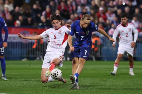 Varaždin, 12.10.2025 - Utakmica kvalifikacija za Svjetsko nogometno prvenstvo 2026., Hrvatska - Gibraltar. Na slici Louie Annesley, Lovro Majer.foto HINA/ Damir SENČAR/ ds