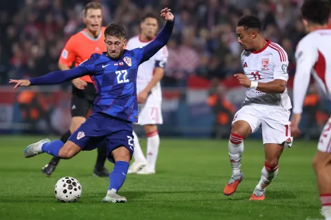 Varaždin, 12.10.2025 - Utakmica kvalifikacija za Svjetsko nogometno prvenstvo 2026., Hrvatska - Gibraltar. Na slici Marco Pašalić, Carlos Richards.foto HINA/ Damir SENČAR/ ds