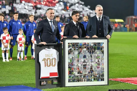 12.10.2025., stadion Varteks, Varazdin - Kvalifikacije za FIFA Svjetsko nogometno prvenstvo 2026., skupina L, Hrvatska - Gibraltar. Izborniku hrvatske nogometne reprezetacije Zlatku Dalicu urucen je dres za 100 nastup na klupi reprezetacije. Marijan Kustic, Zlatko Dalic i Stipe Pletikosa Photo: Vjeran Zganec Rogulja/PIXSELL